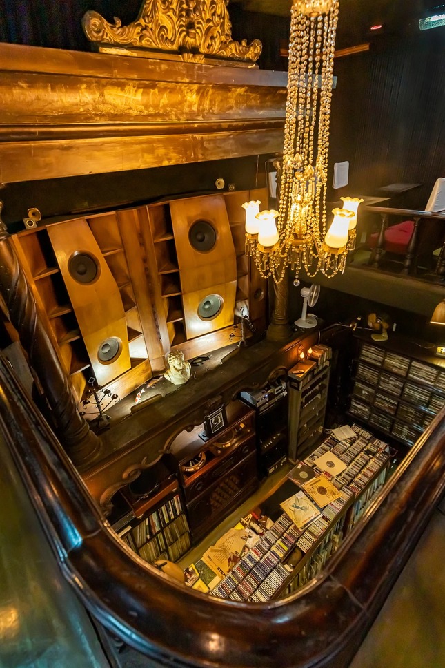 Khu vực trưng bày hơn 10.000 đĩa CD và đĩa hát nhạc cổ điển.
