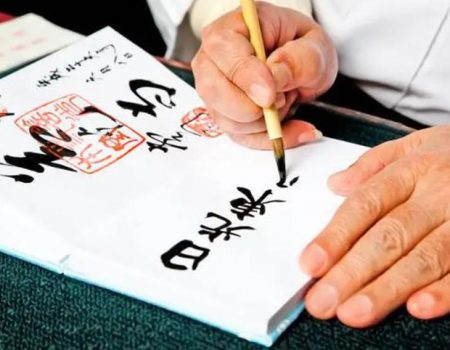 Văn hóa "Goshuin": Cách sưu tầm con dấu thư pháp độc bản tại đền rửa tiền