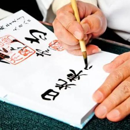 Văn hóa "Goshuin": Cách sưu tầm con dấu thư pháp độc bản tại đền rửa tiền