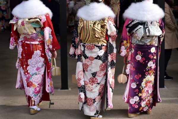 Thiếu nữ Nhật Bản diện Furisode rực rỡ trong ngày lễ trưởng thành.